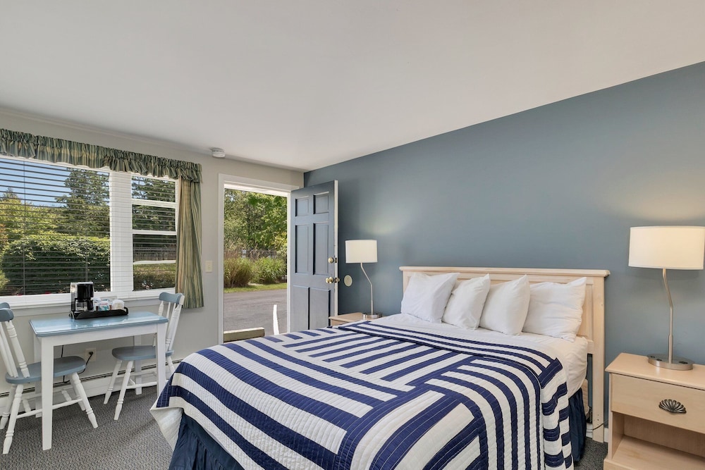 Basic Single Room, 1 Queen Bed photo 3