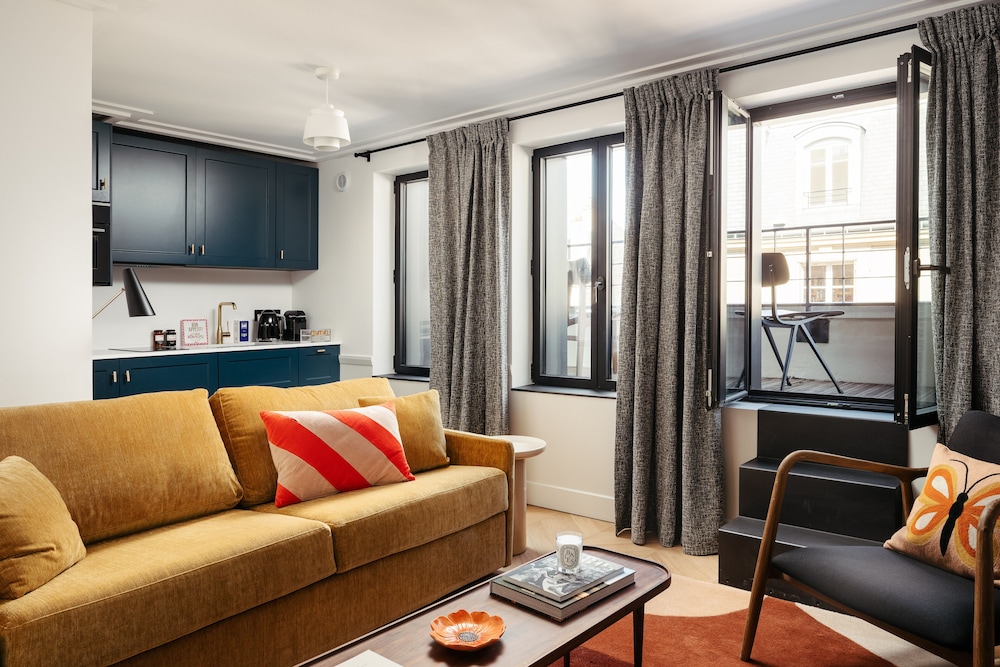 1-BR Deluxe Apartment Balcony Eiffel Tower view photo 1