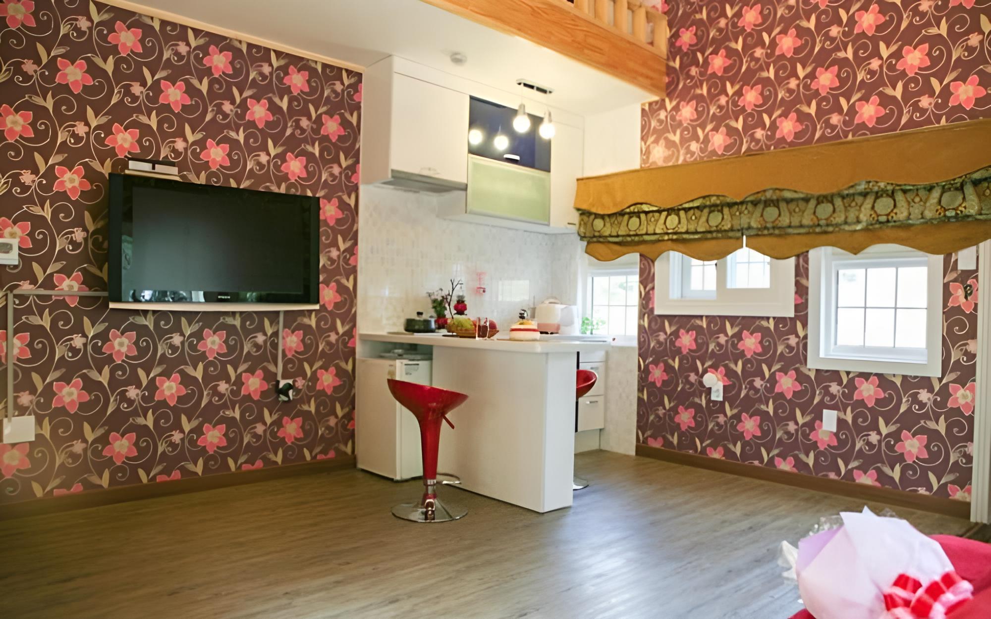 Room (Pink Lady) photo 1