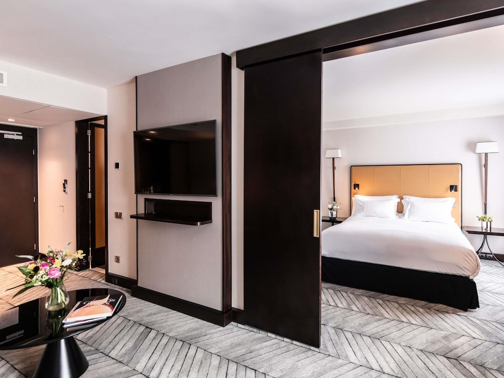 Prestige Suite, 1 King Bed, Lounge (High Floor) thumbnail 5