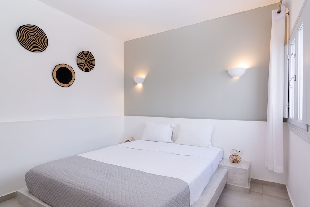 Elegant Suite with indoor jetted tub and sea view - Photo 25