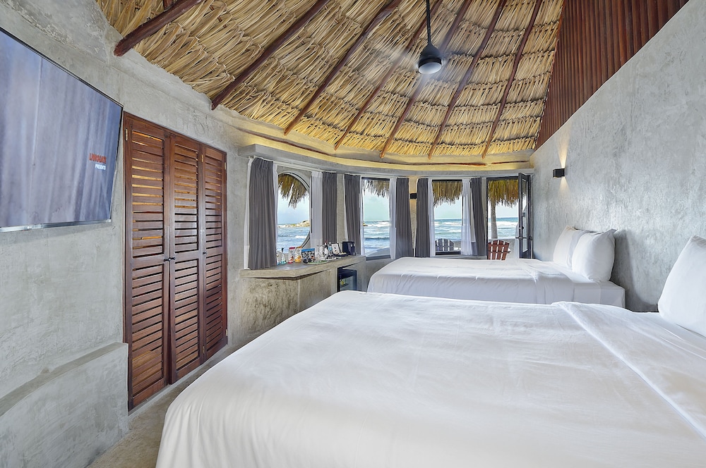 Oceanfront Two Double Beds Minipool