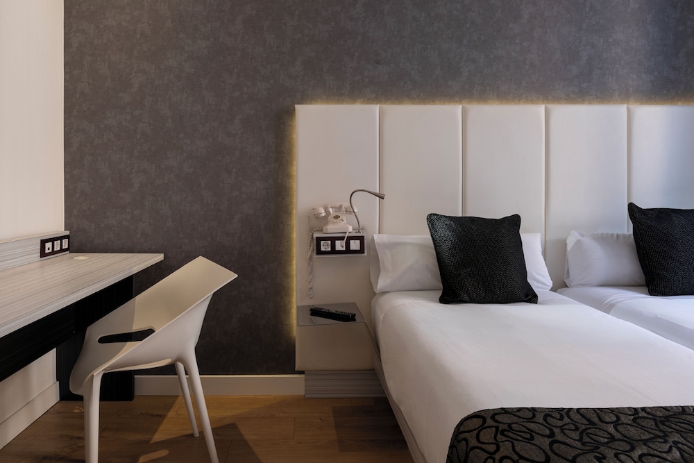 Standard Double Room - Photo 7