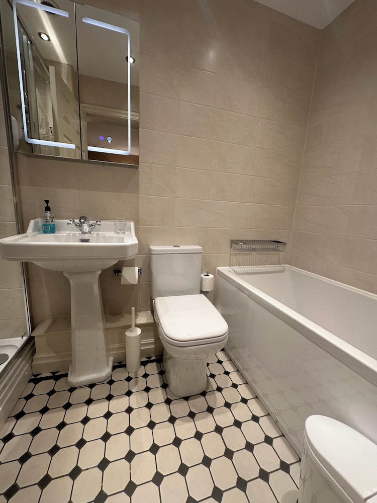 Deluxe Triple Room, Multiple Beds, Bathtub photo 3