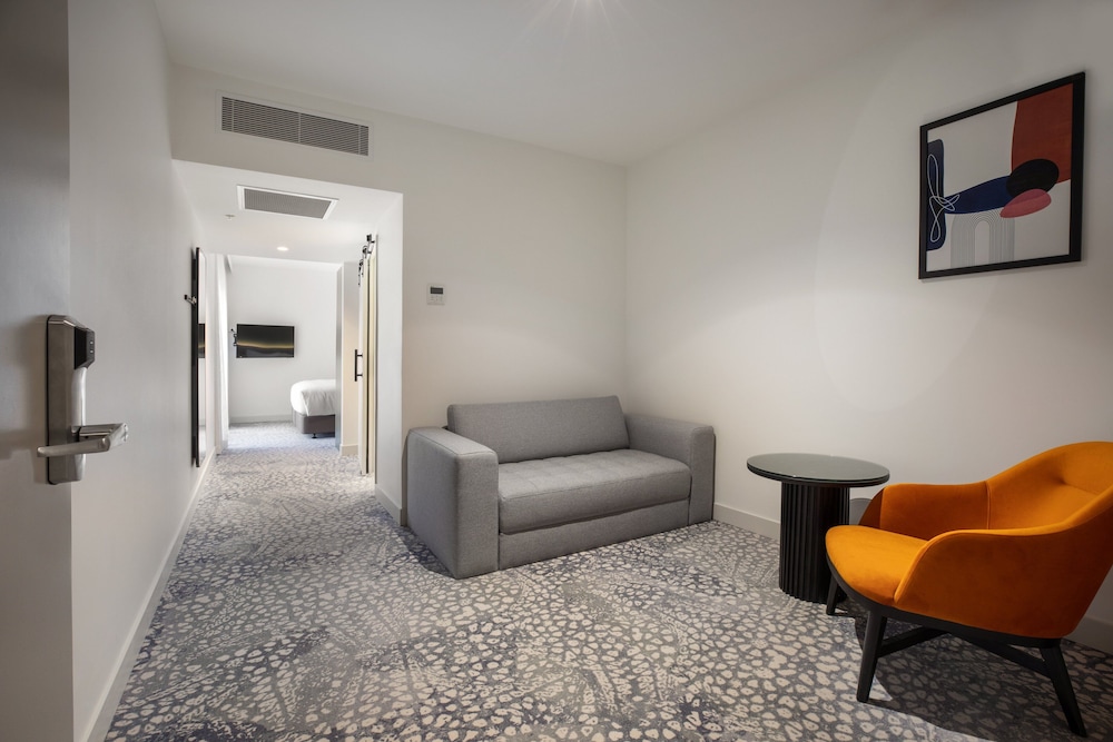 Suite, 1 King Bed - Photo 3