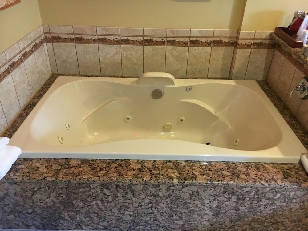 Room, 1 King Bed, Non Smoking, Jetted Tub photo 1