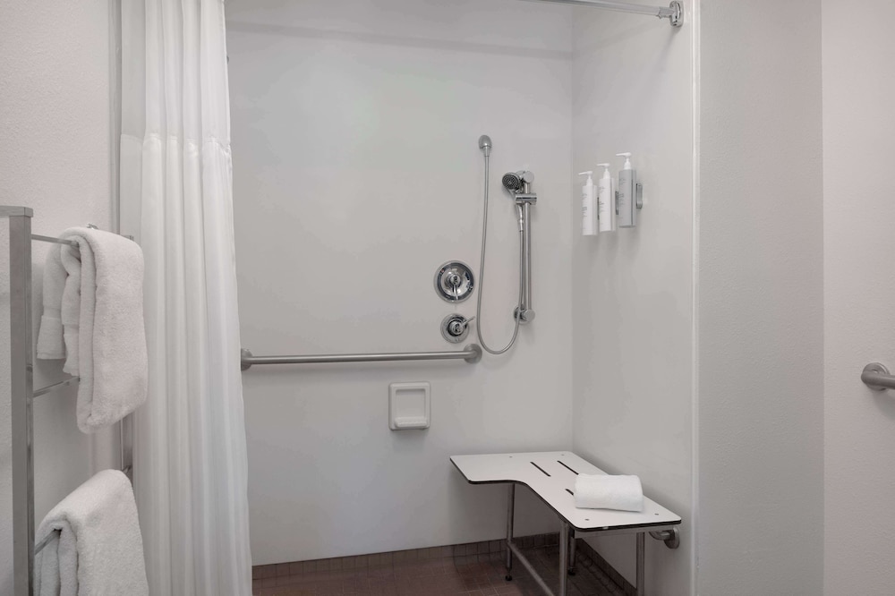 Room, 1 Queen Bed, Accessible (Mobility & Roll-In Shower) - Photo 3