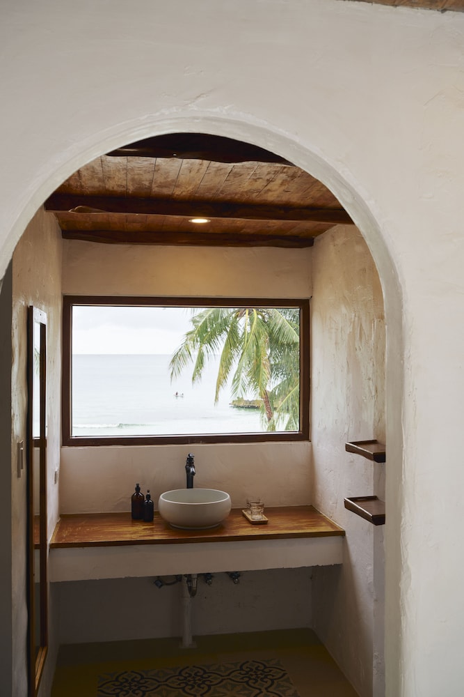Premier Suite, 1 King Bed, Sea View photo 3