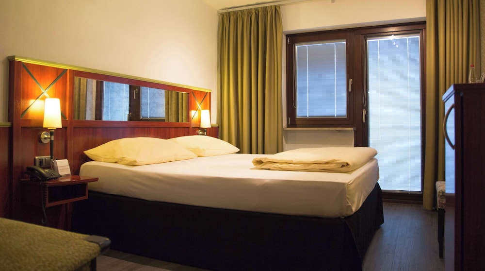 Classic Room, 1 Queen Bed, Balcony - Photo 3
