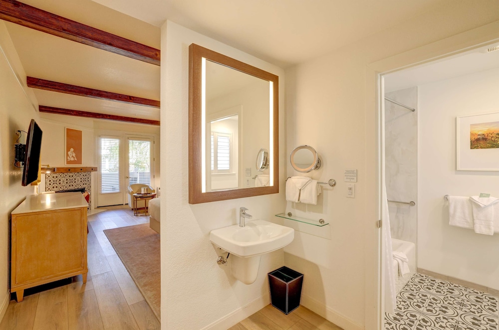 Room, 1 King Bed, Accessible Bathtub (Hearing & Mobility) - Photo 4