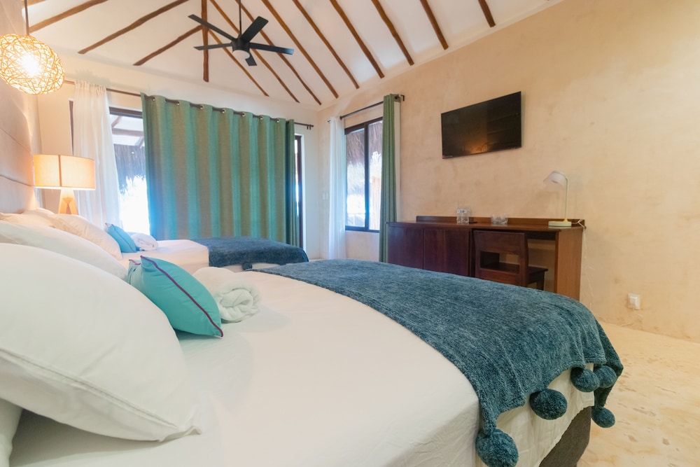 Deluxe Cabin, 2 Queen Beds, Lagoon View photo 2