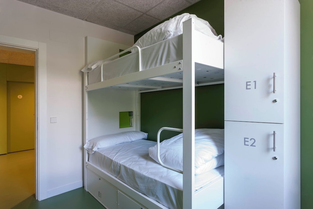 Private Room With Shared Bathroom For 10 Adults