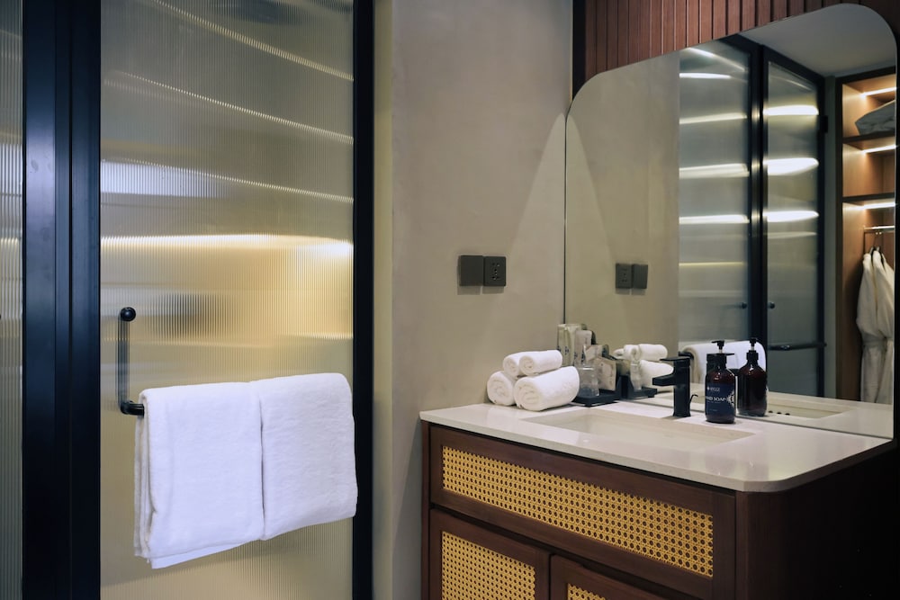 Executive Room East - Photo 11