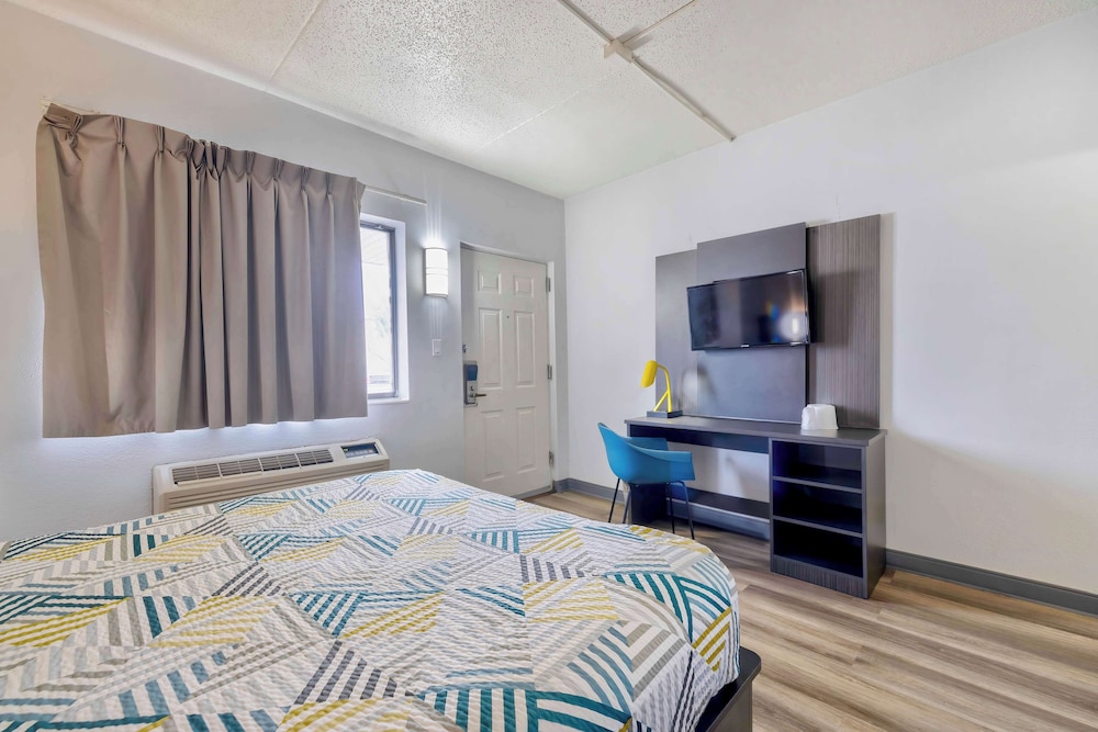 Deluxe Room, 1 Queen Bed, Accessible, Non Smoking photo 1