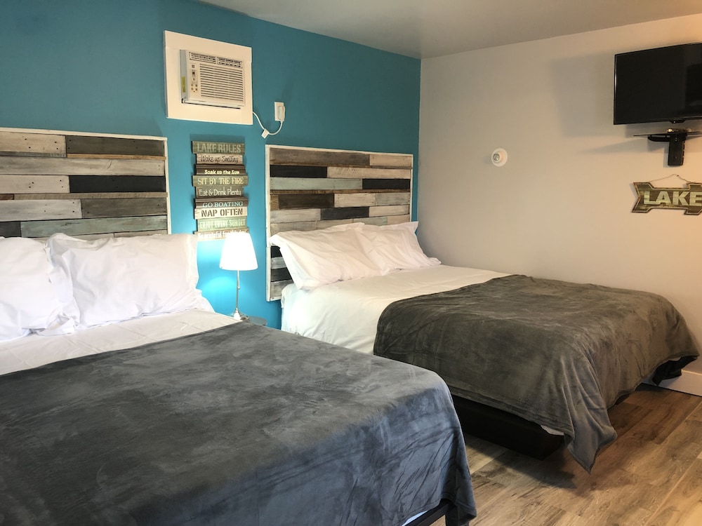Standard Room, 2 Queen Beds, Connecting Rooms, Lake View photo 1