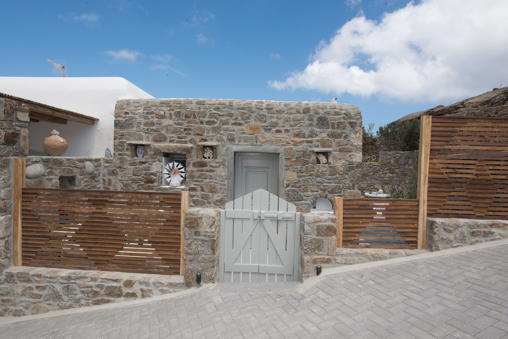 Deluxe Suite, 1 Queen Bed, Private Pool, Pool View