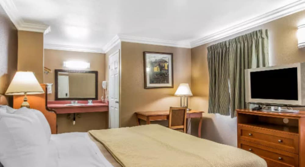 Standard Room, 2 Queen Beds, Non Smoking photo 3
