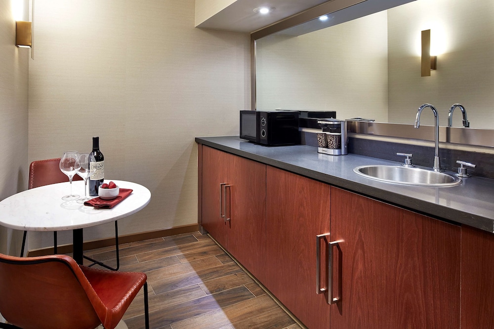 Superior Suite, One King Bed photo 3