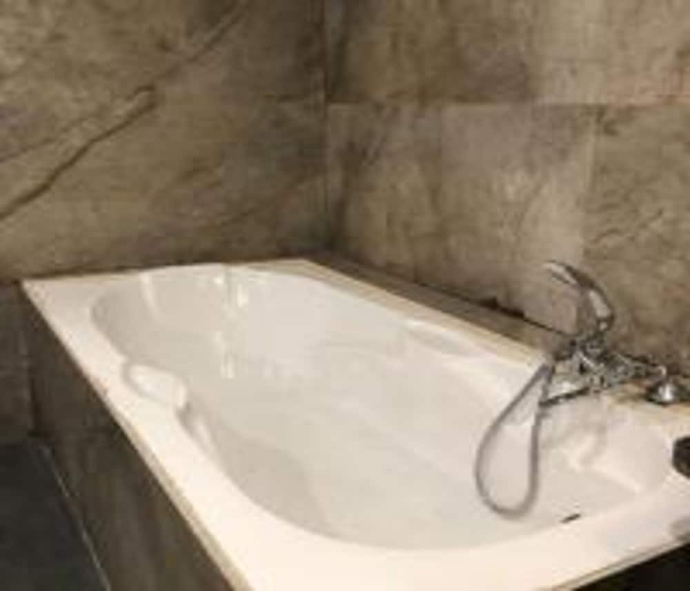 Family Suite with Bathtub - Photo 8