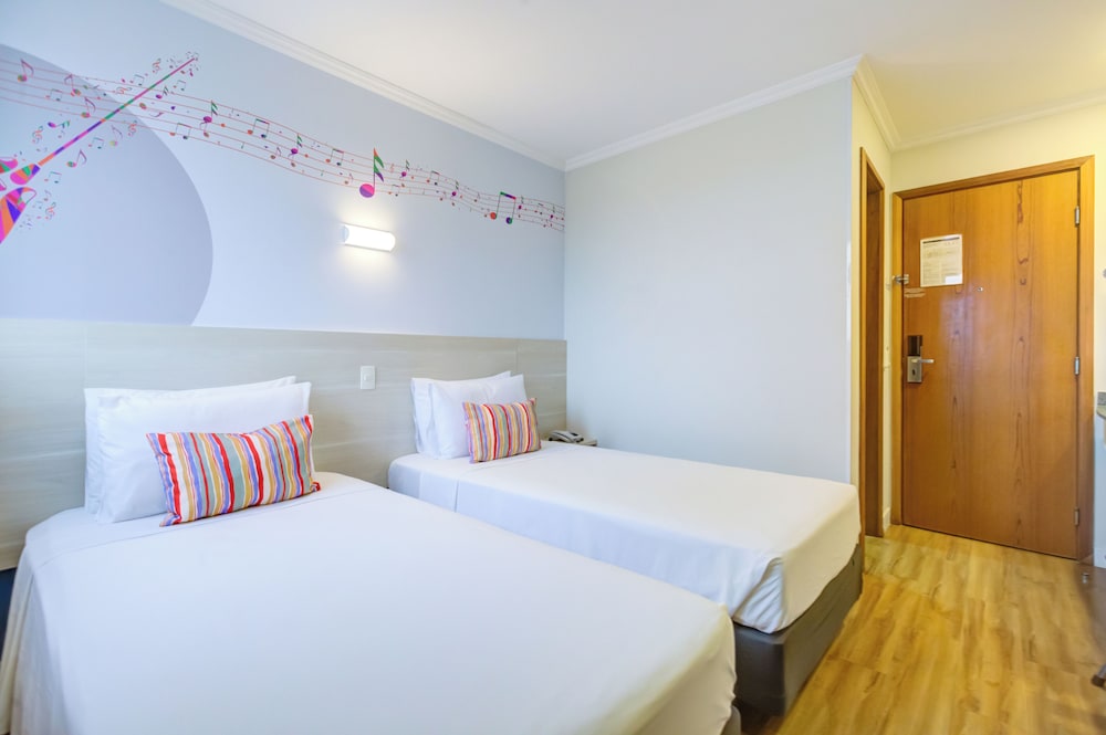 Standard Twin Room - Photo 7