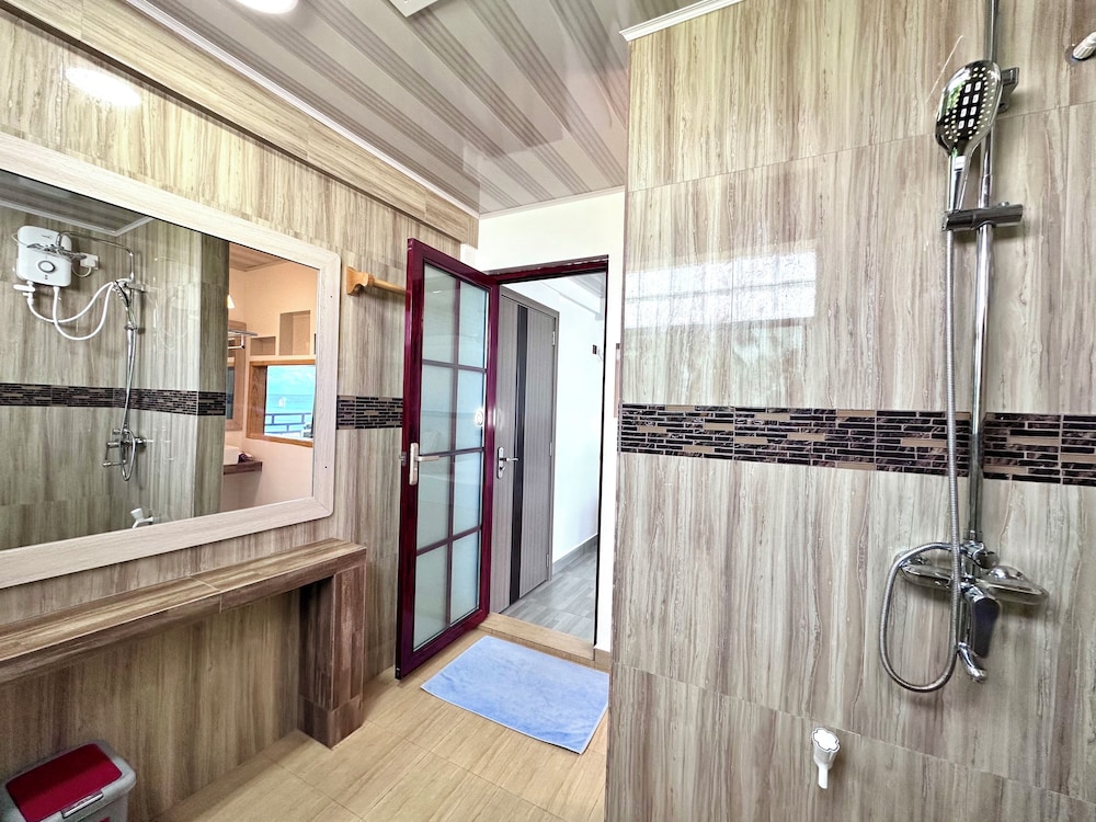Deluxe Triple Room - Photo 13