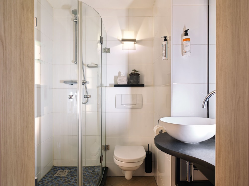 Design Double Room, 1 King Bed, Partial Ocean View - Photo 5