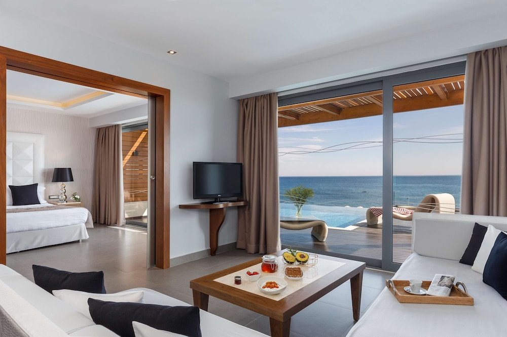 Executive Suite with Private Pool & Sea View - Photo 2