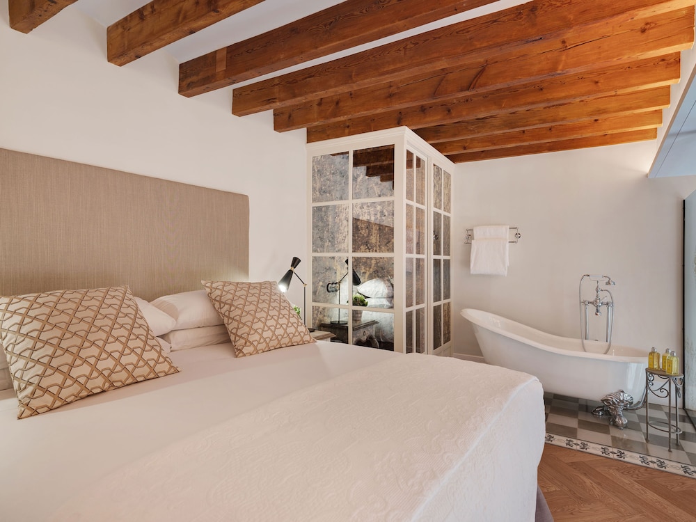 Suite Duplex with Spa Access thumbnail 5