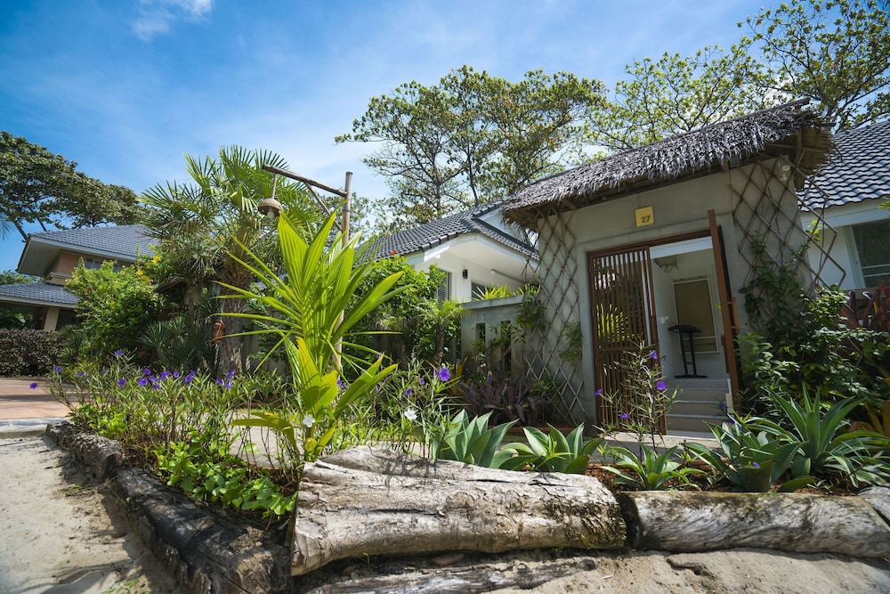Seafront Bungalow photo 2