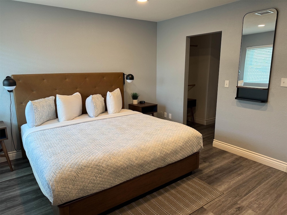 Deluxe Room, 1 King Bed, Non Smoking, Kitchenette photo 1
