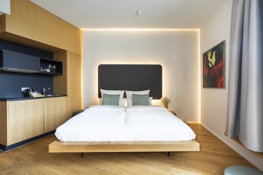 Large Studio with Kitchenette photo 1