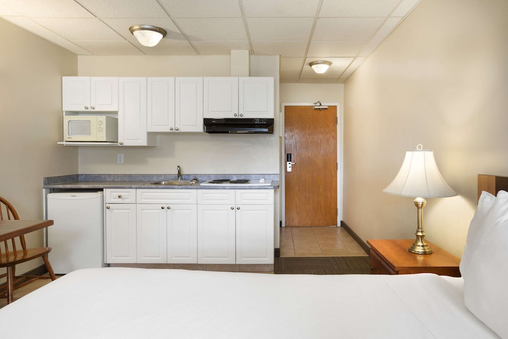 Suite, 1 Queen Bed, Non Smoking (Efficiency) - Photo 1