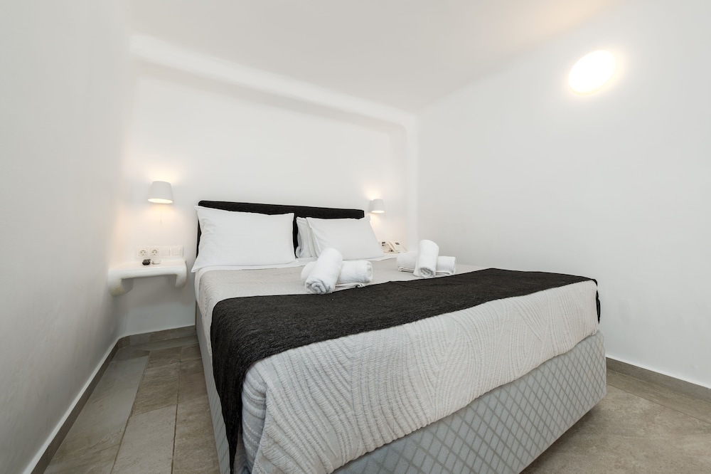 Cave Suite with Plunge Pool & Caldera View - Photo 1