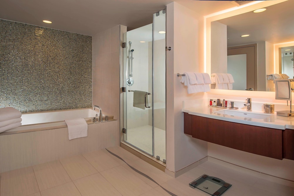 Room, 1 King Bed (Mobility Accessible, Tub)