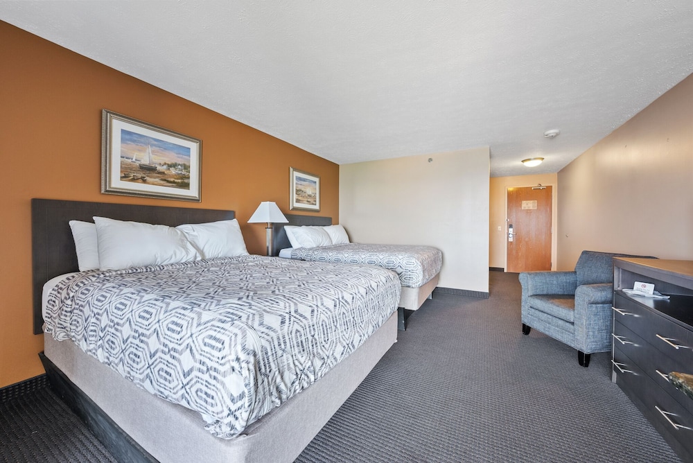Standard Room, 2 Queen Beds, Balcony, Lake View photo 2