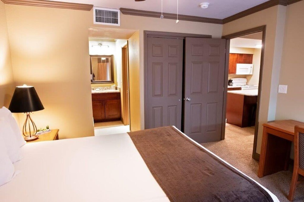 Luxury Suite, 1 King Bed, Kitchen