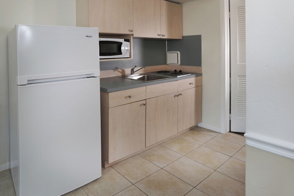 Classic Room, 1 Bedroom (Partial Ocean View Efficiency) photo 2