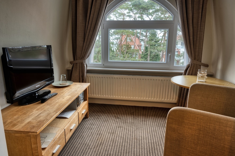 Comfort Single Room, Private Bathroom, Partial Sea View photo 2