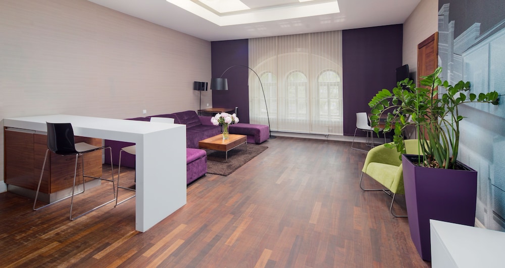 Executive Suite - Photo 5