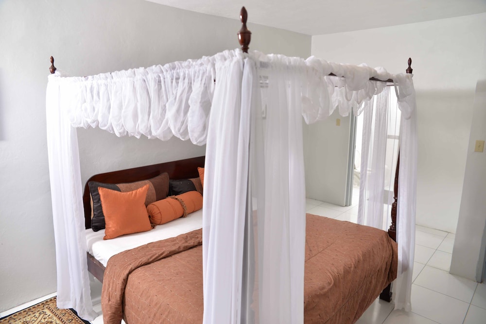 Grand Room, 1 King Bed, Balcony, Garden View