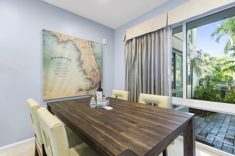 Deluxe Suite, 1 Bedroom, Patio, Bay View photo 3