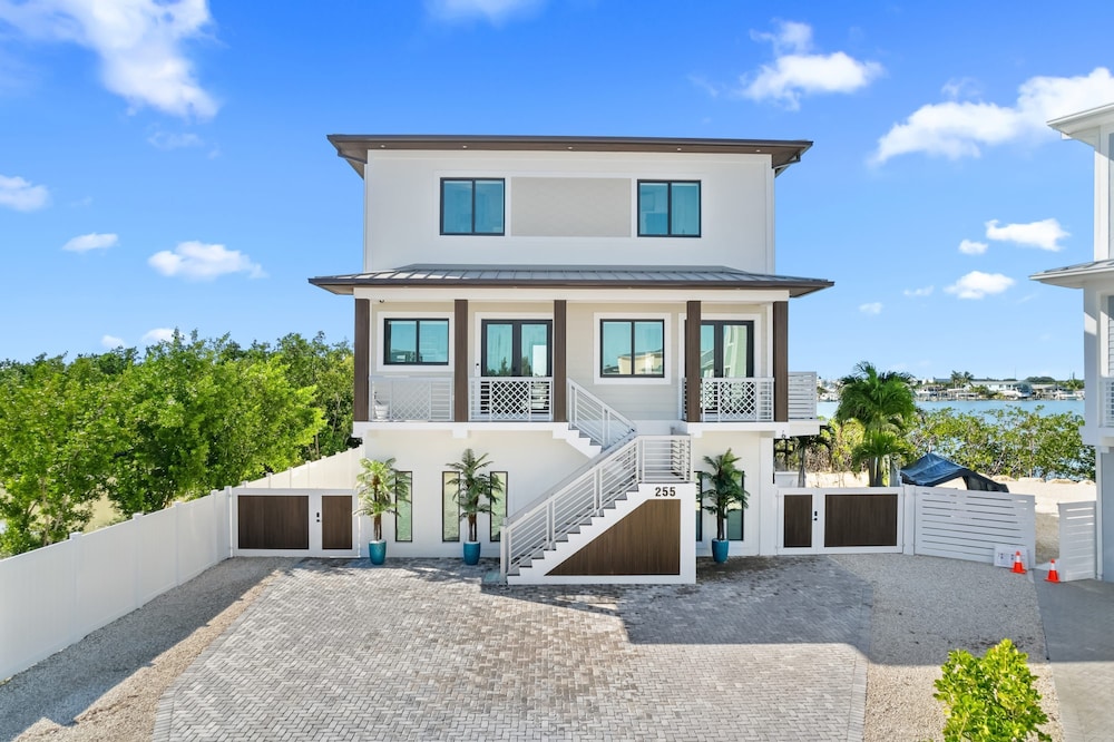 Luxury Seaside Escape ~ Heated Pool w Jacuzzi ~ Elevator ~ Dock ~ Scenic Views, Billede 18