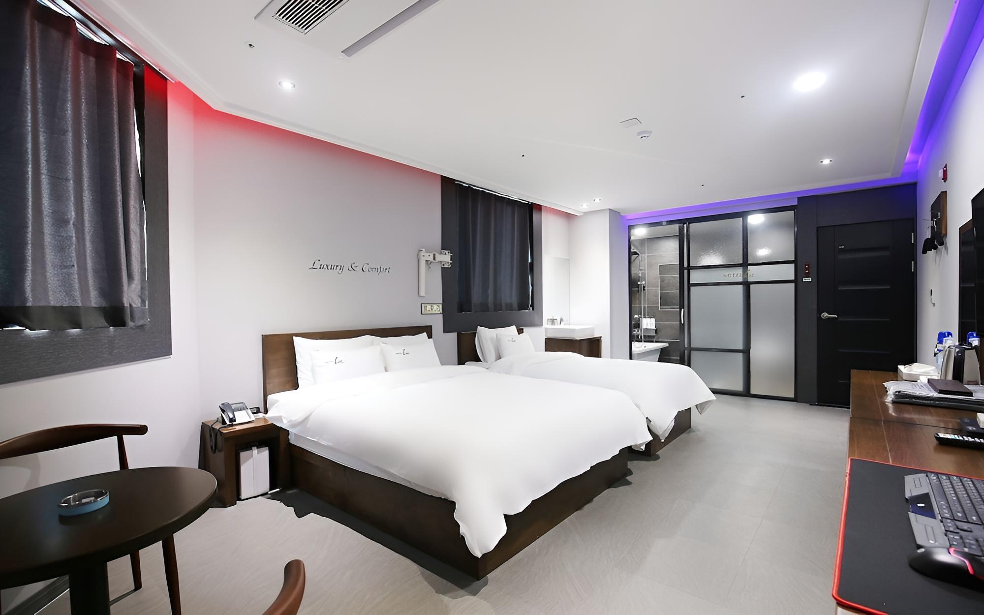 Room (DELUXE TWIN (Smoking)) - Photo 2