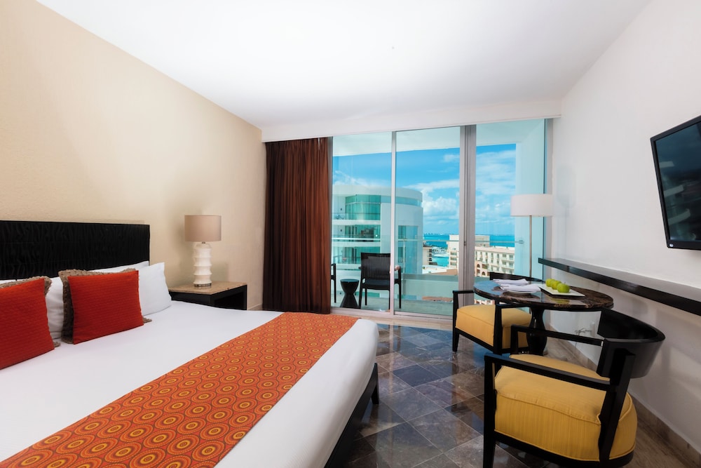 Standard Room, 1 King Bed, Partial Ocean View - Photo 6