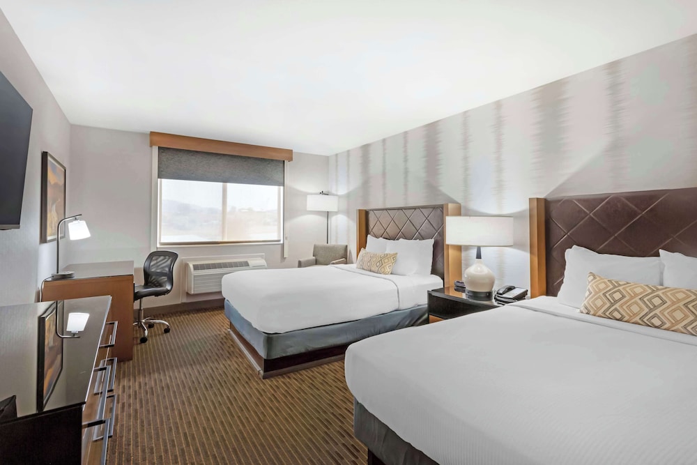Family Suite, 2 Queen Beds, Non Smoking (Third bed is a Sofabed) - Photo 5