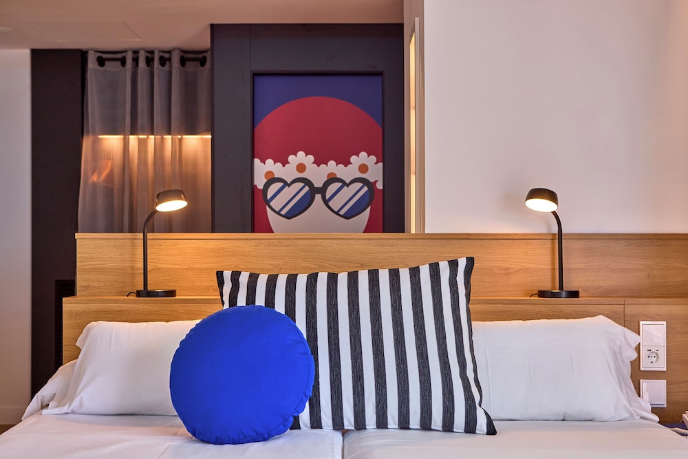 Junior Suite, Balcony, Partial Sea View (Lateral) thumbnail 5