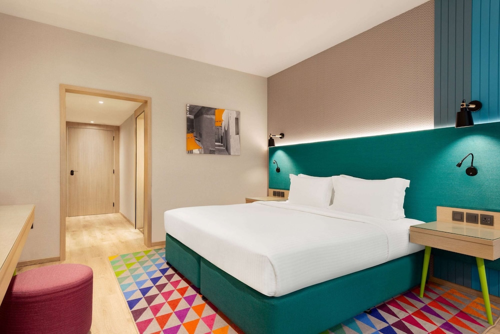 Deluxe Room, 1 King Bed photo 2