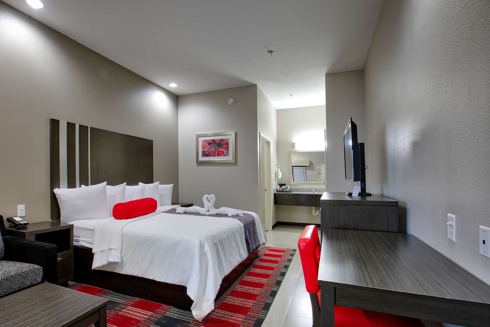 Superior Room, 1 King Bed, Smoking photo 3