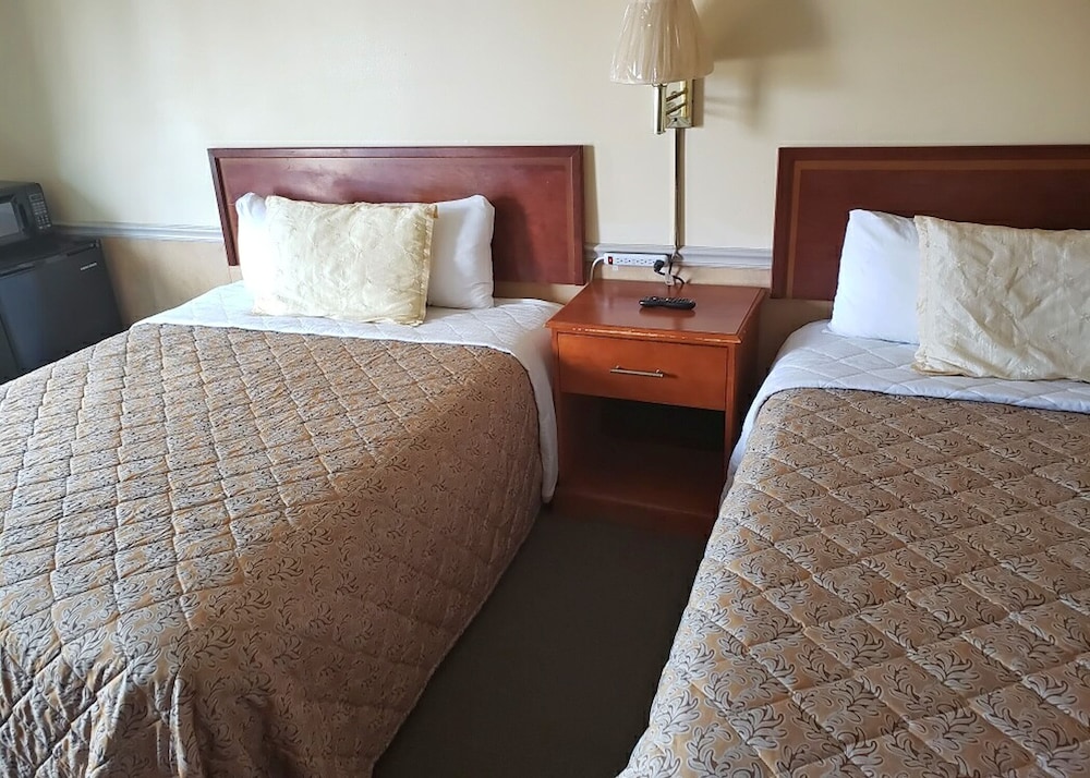 Standard Room, Smoking (1 Queen and 1 Double Bed) photo 2