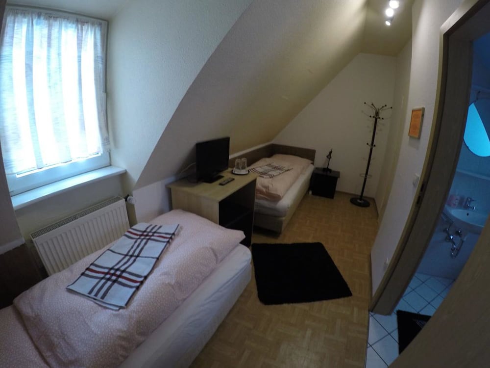 Twin Room with Private Bathroom - Photo 3